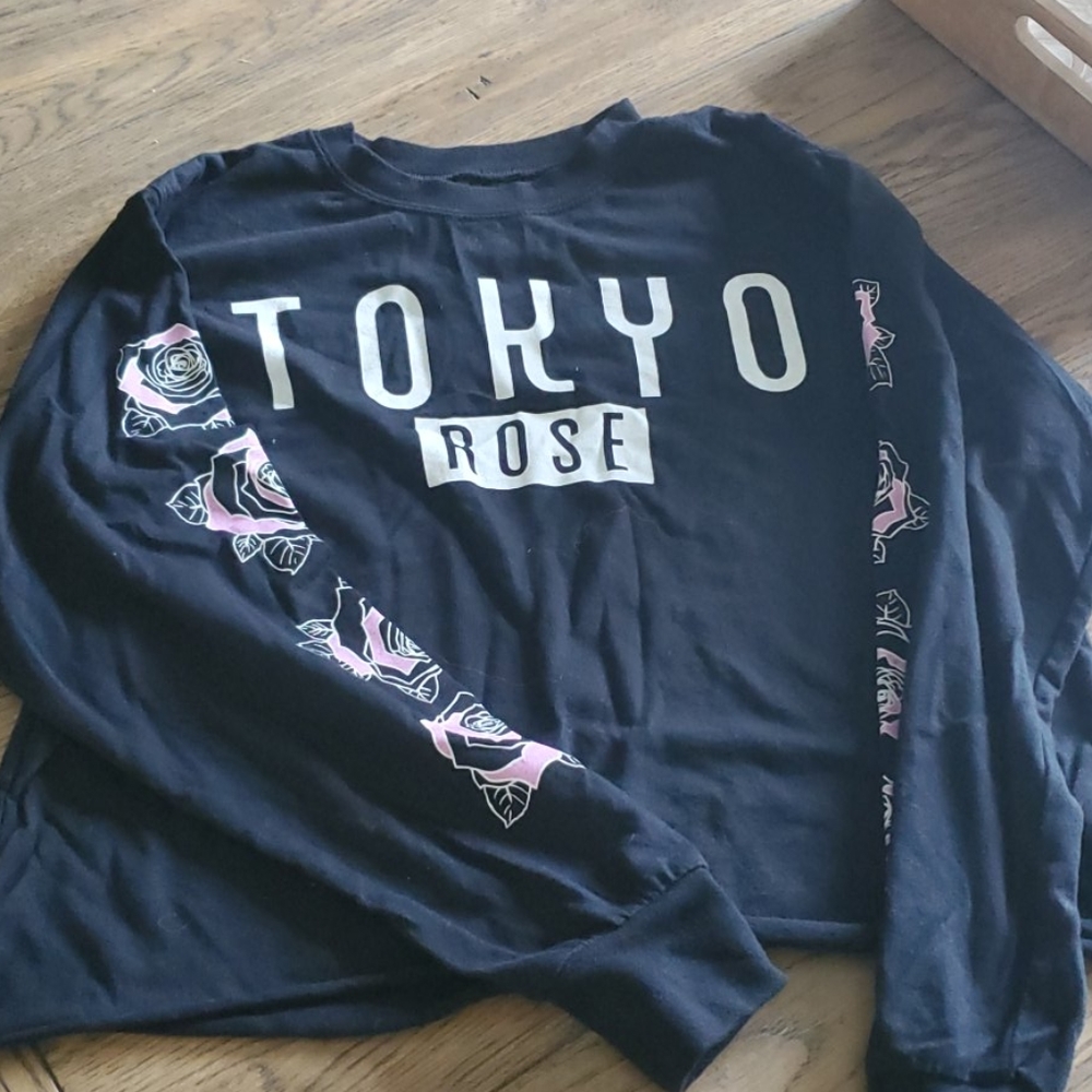 Black long sleeve slightly cropped t shirt